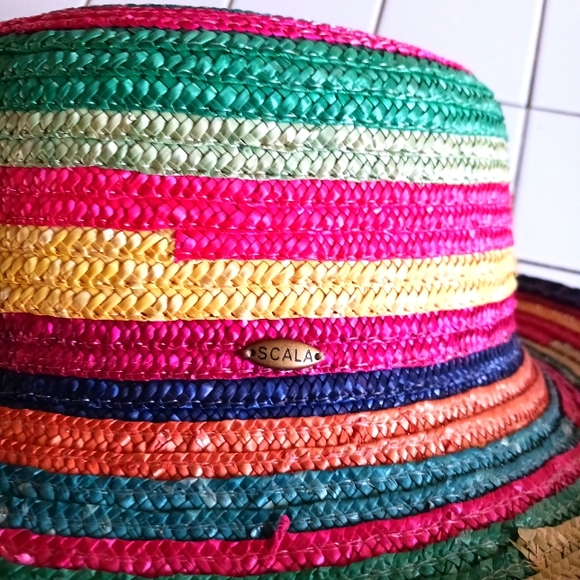 Vibrant straw hat by the Scala collection - Picture 3 of 4